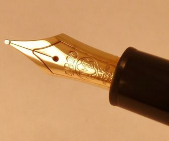 gold nib fountain pen