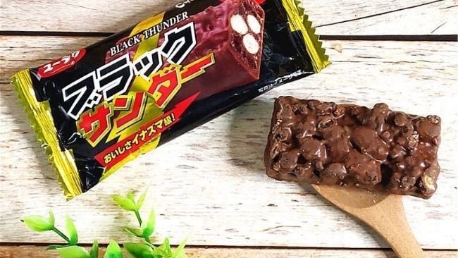 best Japanese snacks Black Thunder Chocolate Bar